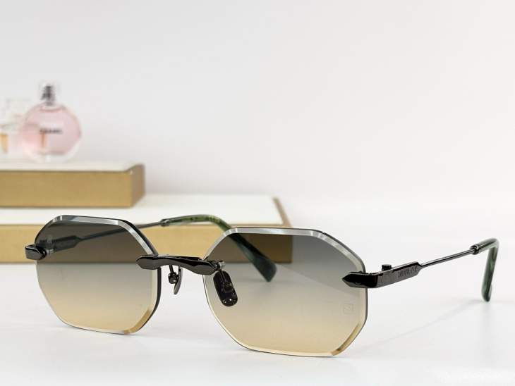 Picture of Hublot Sunglasses _SKUfw77838353fw